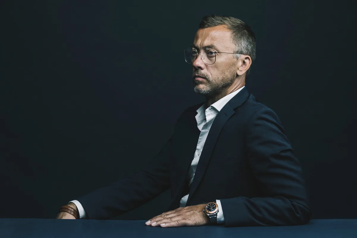 Meelis Vill valges t-särgis stuudios naeratamas